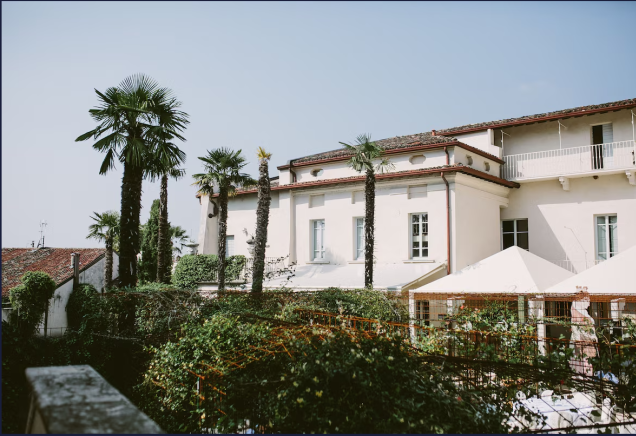 Villa luminosa con palme, atmosfera rilassante e cielo terso.